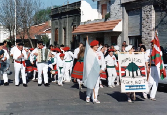 Euskel Biotza euskal etxe gisa sortu aurretik, Roldango euskal gizataldea herriko jaietara bertaratzen zen euskaldunen ordezkari (argazkiaEE)